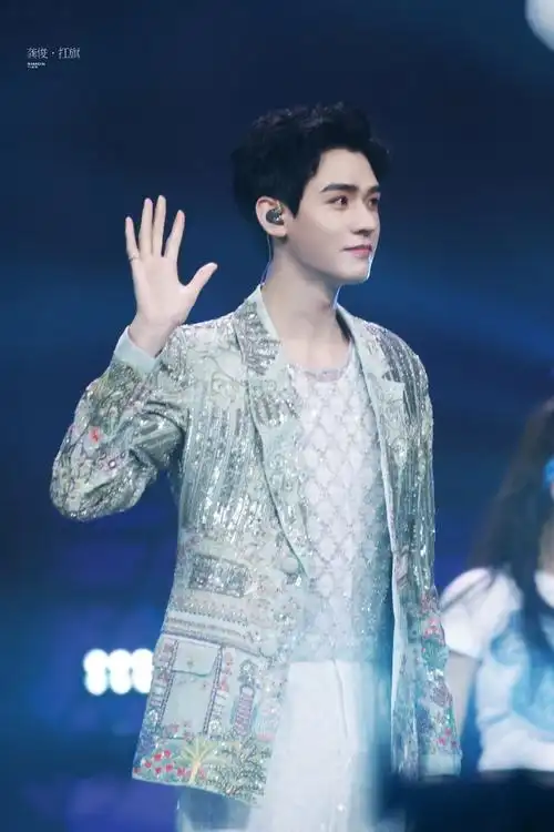 龚俊东方卫视跨年晚会##龚俊 新装的四肢