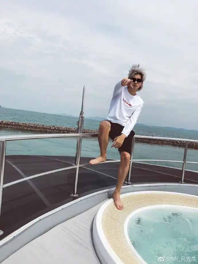 吴亦凡晒自己的新发型,网友却盯着他的脚说恶心!