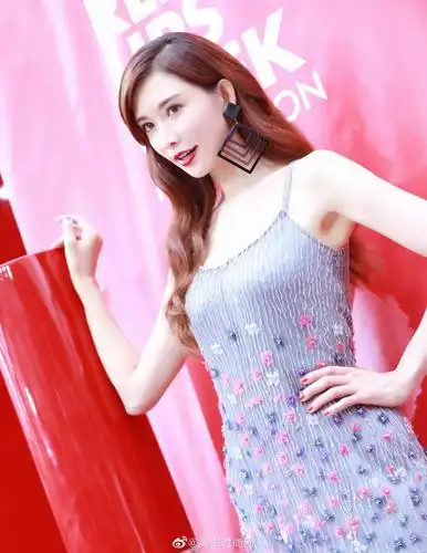 林志玲 以品牌彩妆大使身份亮相门店开幕活动