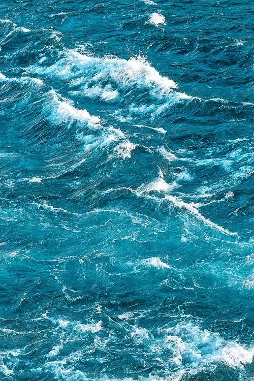 泡沫的海水海浪与海滩岩石图片下载