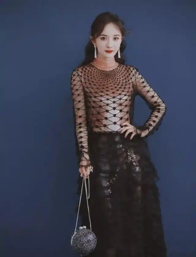 杨幂离婚后现身微博之夜穿的黑色礼服像一张渔网挂在身上