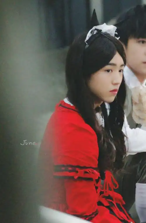 考古拍电视剧时着女装的王俊凯,我们凯莉再过那么久依旧美丽动人