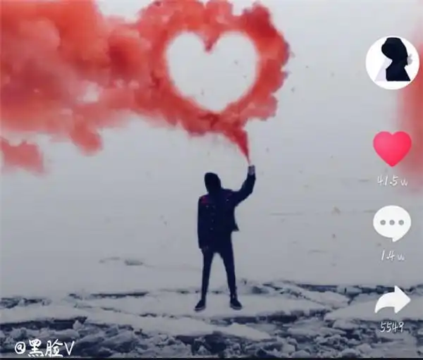 抖音最神秘黑脸v初露真容,吸引粉丝大批围观,网友惊了:就这?