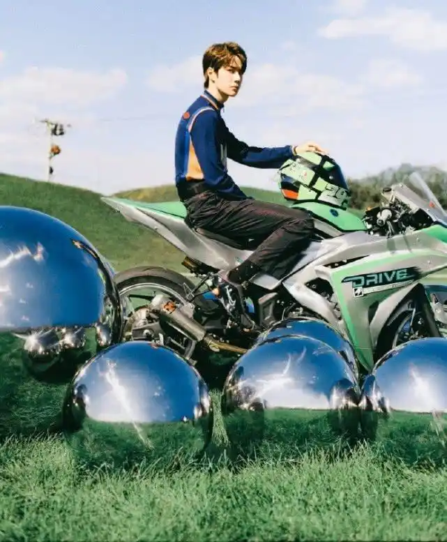 王一博草原上拍写真,抬起脚谁注意他鞋底的字?网友:是我不懂