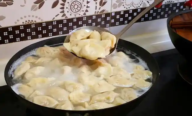 煮饺子时,牢记"1味料3窍门",饺子不破皮,不混汤,鲜香美味