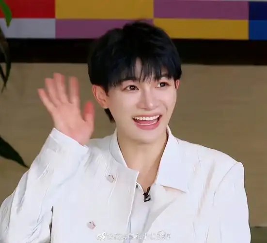 周深超话关于他的可爱图片仅供参考具体请以实物为准#周深表演无实物