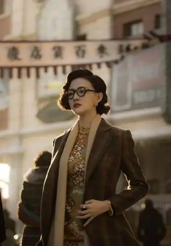 徐璐玩转国潮,"旗袍上衣 短裙"俏皮灵动,"漫画腿"好不真实