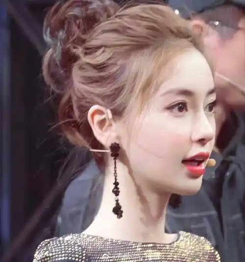 【张子枫妹妹的驼峰鼻和刘亦菲有异曲同工之妙,高级感十足,赵丽颖的微