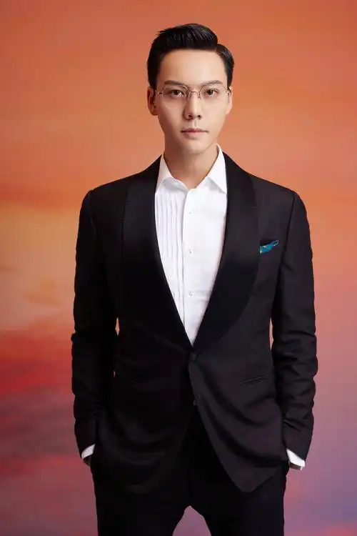 陈伟霆出席2021大湾区中秋电影音乐晚会演唱漫步人生路