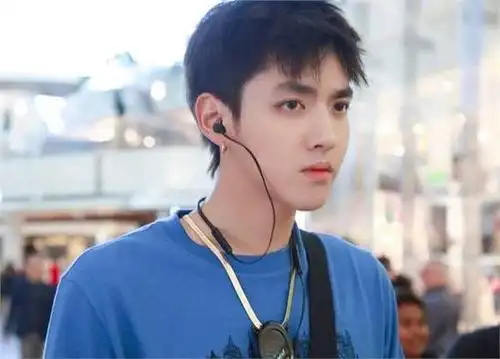 吴亦凡素颜现身机场,换个发型清爽帅气,却撞脸18岁的他!