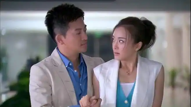 非缘勿扰:苏有朋在医院搀扶着秦岚,突然玉敏出现了,秦岚吓懵了-影视综