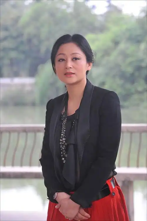 陈红"裙装"造型好漂亮,皮革包臀裙配流苏披肩,高级而不失活力|连衣裙_