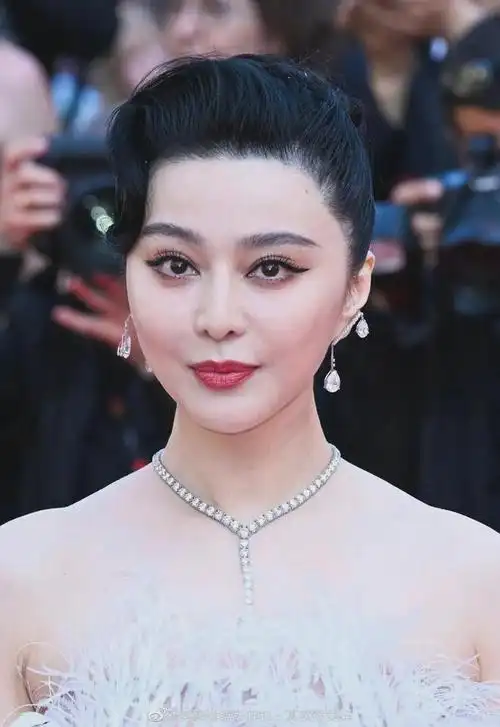 无美颜滤镜的范冰冰,和红毯照片差别太大