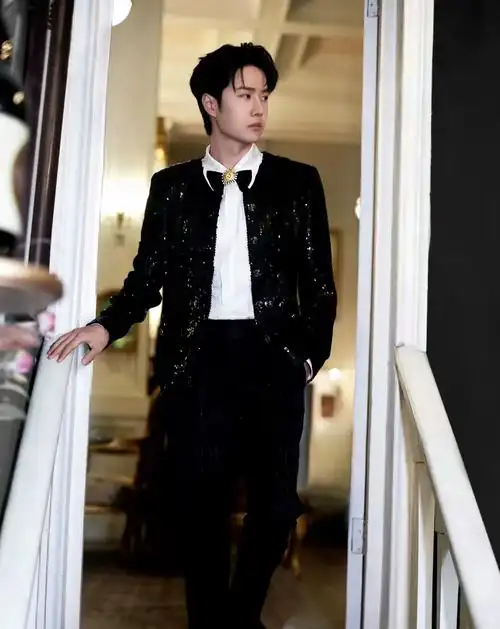 与其说香奈儿成就王一博