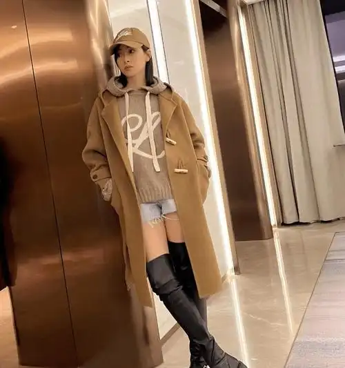 宋茜驼色大衣 黑色过膝长靴随拍,精简干练,满屏的大长腿可还行_何笑然