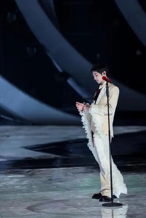 华晨宇湖南卫视跨年压轴登台,首唱两首新歌惊艳全场!