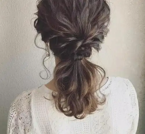 造型方法简单复杂,自由自不必说,因为这是发型的特点,所以不能太紧或