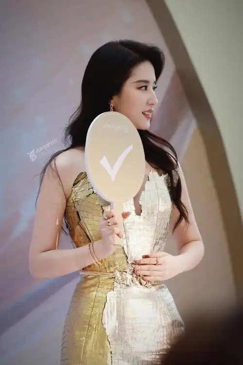 刘亦菲一个活动两套高定##刘亦菲金色高定