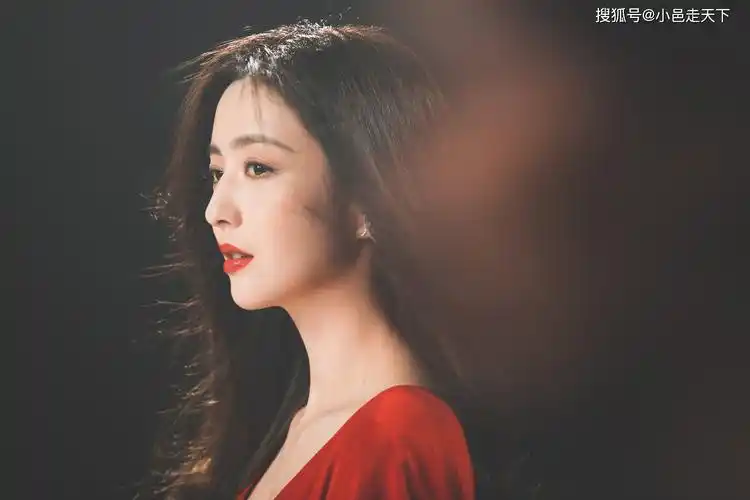 佟丽娅红色长裙性感写真