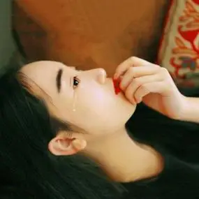 头像女生伤感流泪 唯美女生哭泣头像默默流泪