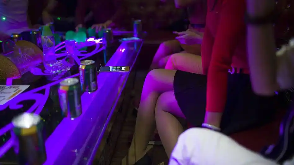 小镇女孩陷"招工整形贷":被带去夜场陪酒 逃离后回工厂打工