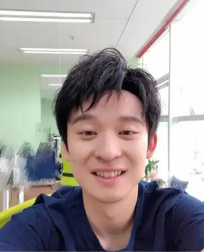 董子健孙怡晒甜蜜出游照,网友却道:发际线堪忧又长膘!