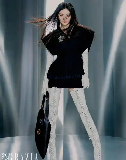 杨幂红秀封面大片,穿蓝色吊带亮片裙酷飒飘逸 皮草露香肩魅惑撩人