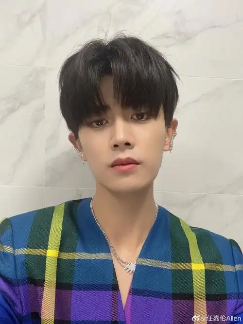 任嘉伦晒库存自拍