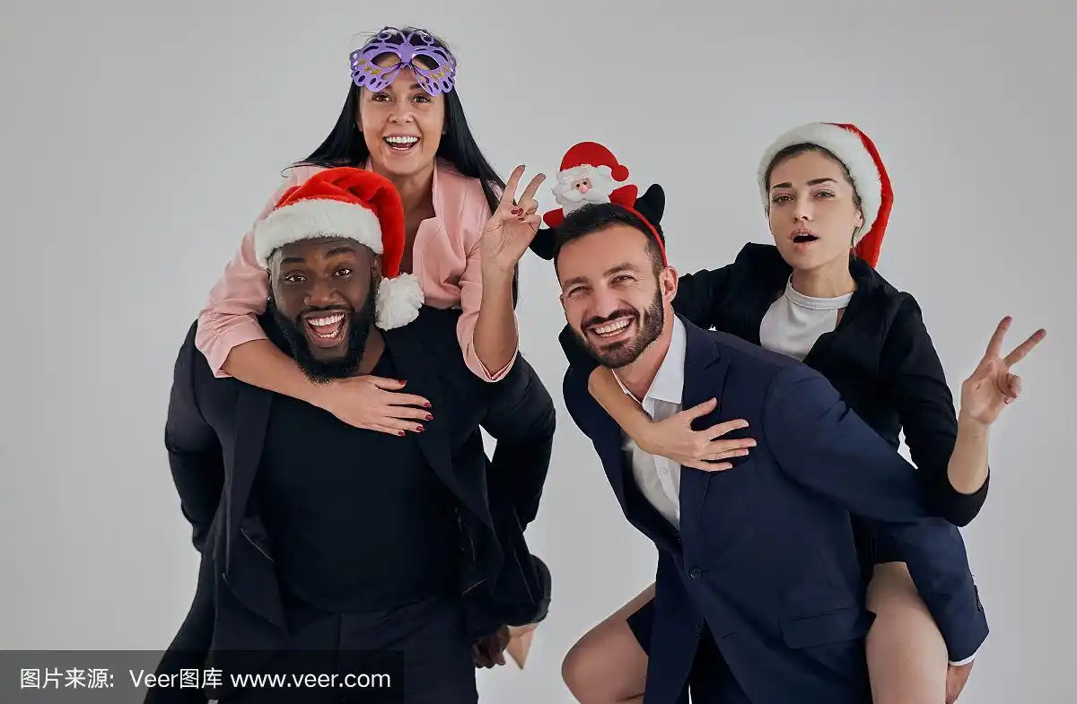 四个商人在庆祝圣诞节并做手势