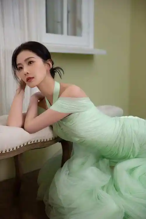 绿意盎然,刘诗诗演绎绿色纱裙的清新与优雅|纱裙|刘诗诗|绿意_新浪