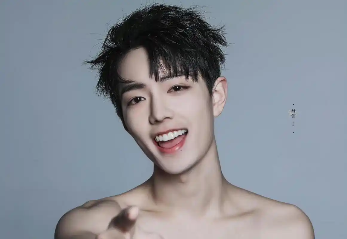 肖战的笑容暖似骄阳,戏中他用演技征服观众, 戏外他用笑容带来最治愈
