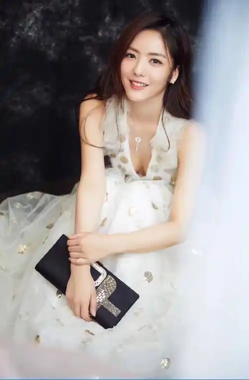 很单纯的,角色出演中的蔡文静确实是如此,近期爆出的个人照却没有了