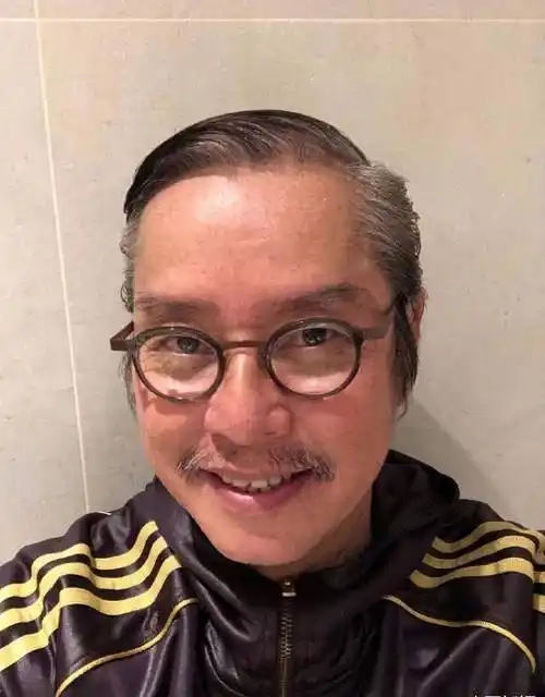 谭咏麟晒最新生活照,全新发型精神又帅气,看不出是70岁老男人_照片
