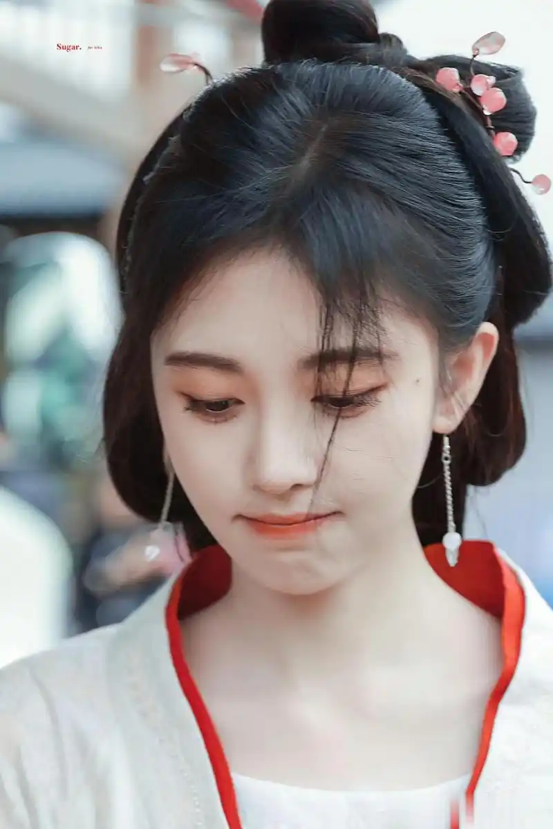 鞠婧祎520古装营业照  鞠婧祎520营业照来了, 用脸比心好可爱,甜甜的