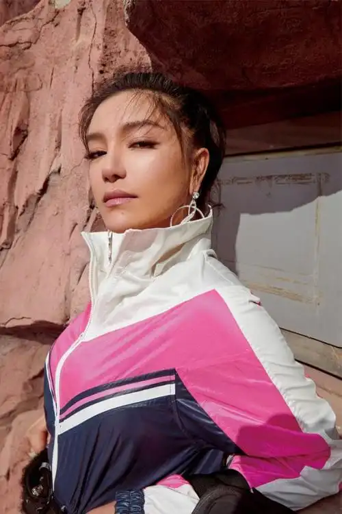 31岁江映蓉整容成瘾,穿衣风格大胆浮夸,体重上百却被赞很美