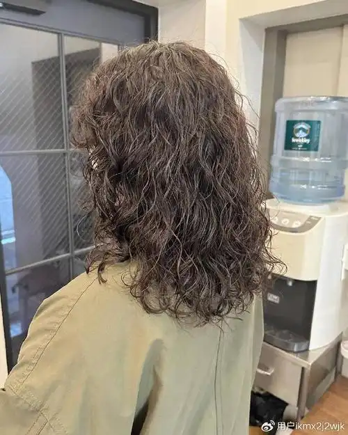 女人头发少,发型就选全头烫,蓬松时尚,尽显洋气风范