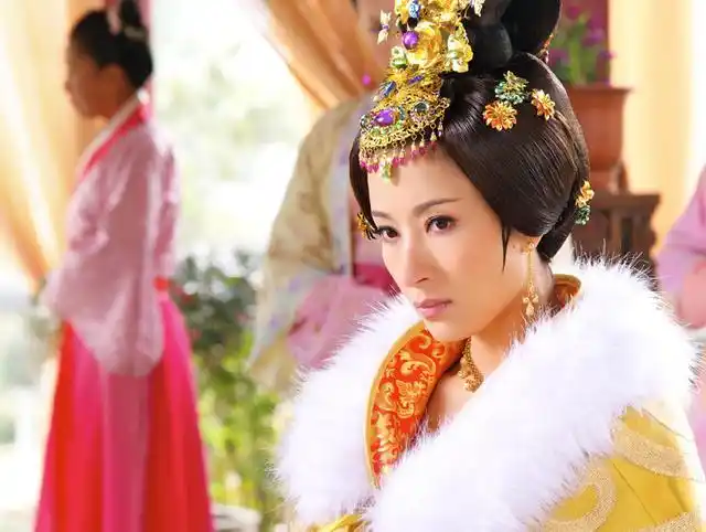 (图:《后宫》中的万贵妃)