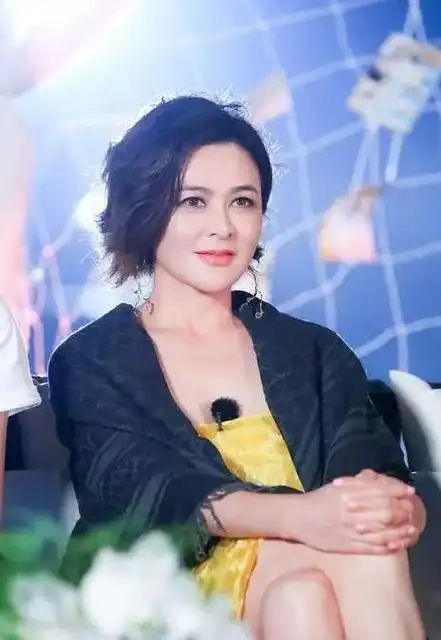 61岁关之琳换了短发减龄15岁,穿风衣白t恤,完全没有大妈味