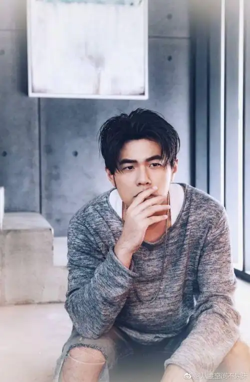 周杰伦新歌新造型中分发型发型成亮点