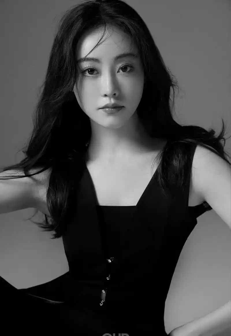 祝绪丹纯黑连体裙,展现多重魅力