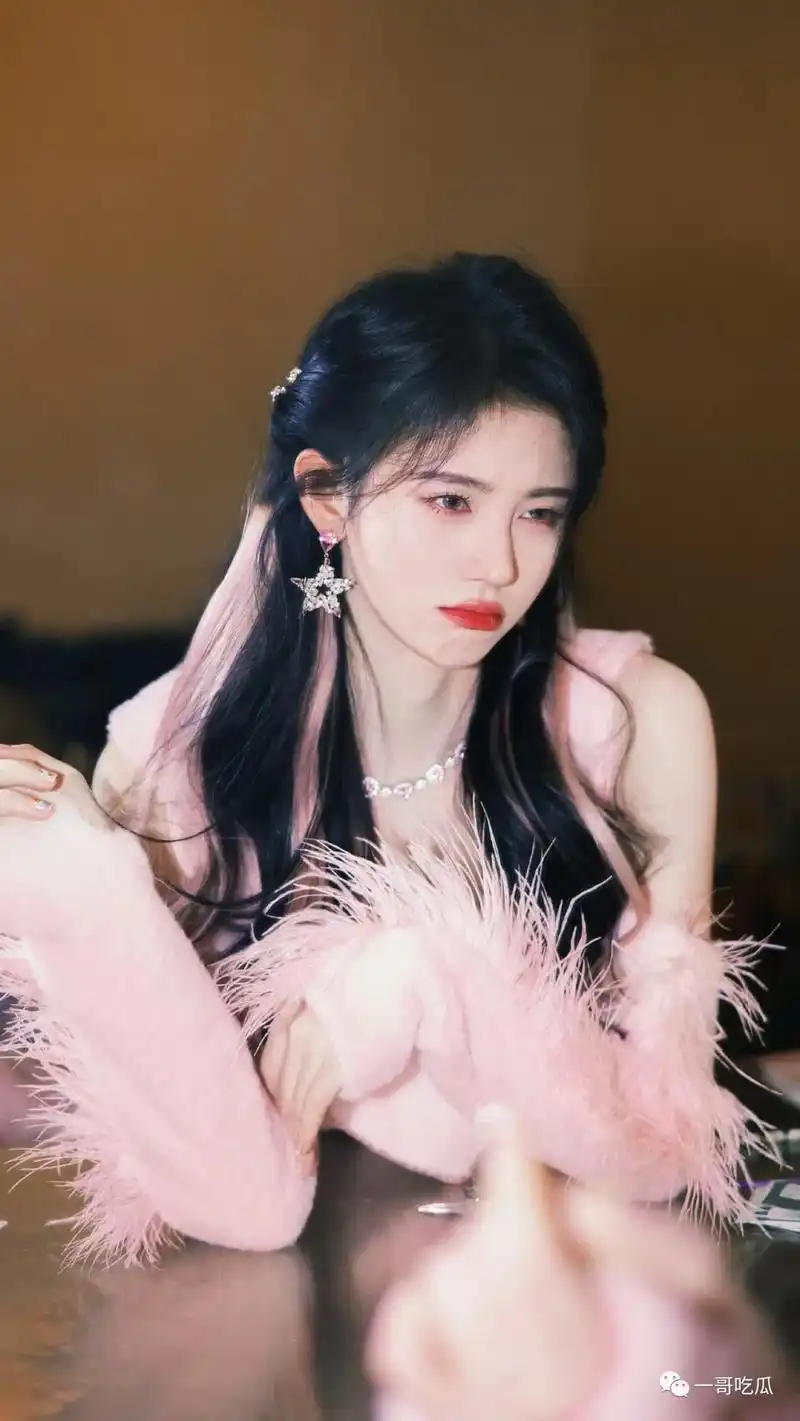 鞠婧祎心形连衣短裙俏皮写真