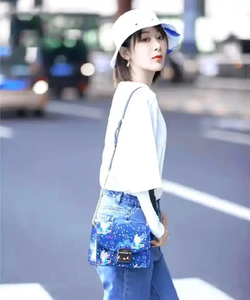 杨紫的夏日日常穿搭简约而不简单,清新干净,靓丽气质独一无二,她拿捏