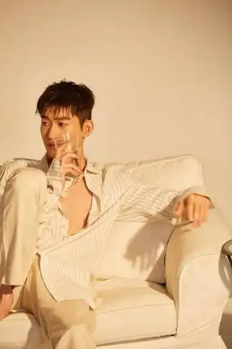 张翰密室写真大展熟男魅力 半开衬衫胸肌完美锁骨吸睛