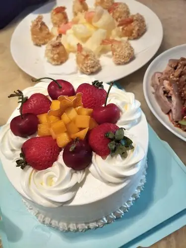 上桌.妈妈做的菜好好吃.配上免费的生日蛋糕,太幸福了