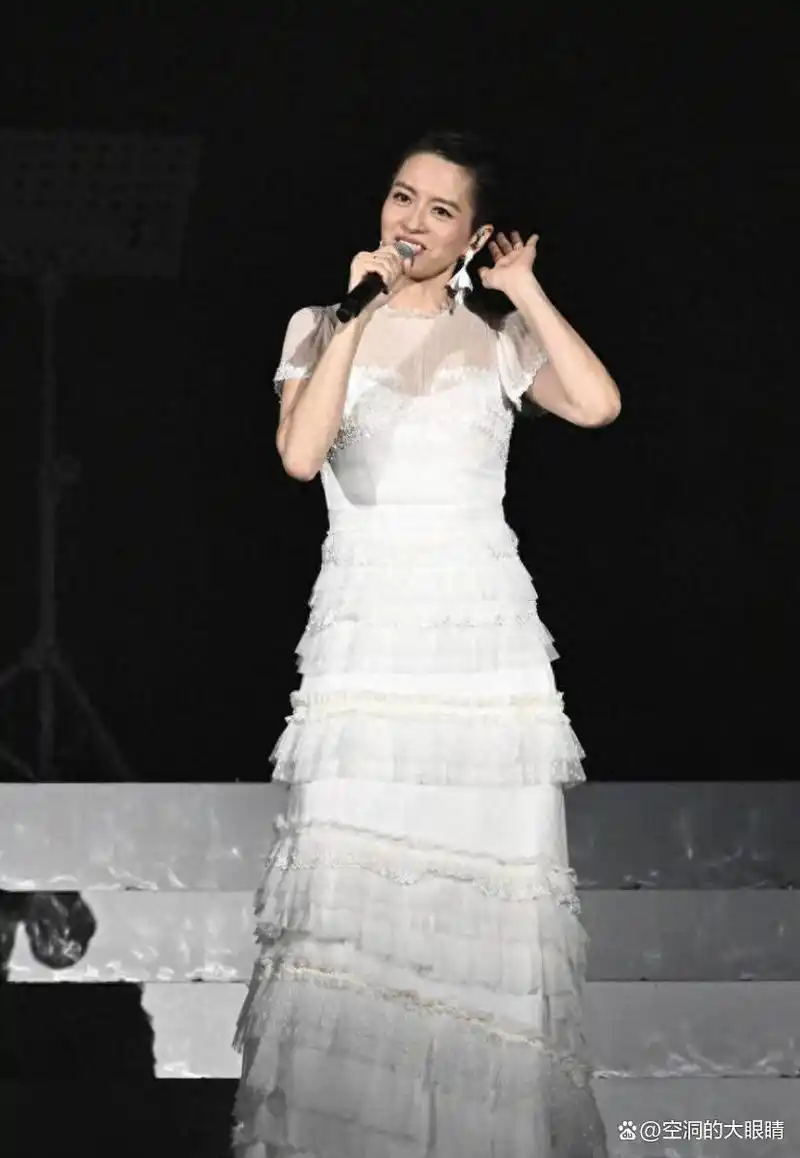 梁咏琪首办台北小巨蛋演唱会,全程唱国语歌曲,观众两度安可