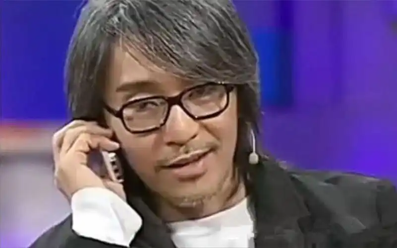 周星驰在采访时手机突然响了,鲁豫叫他接,不料下秒举动圈粉无数