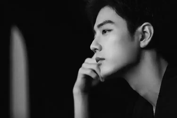 肖战|肖战黑白光影系列西装大片,高级感质感绝了
