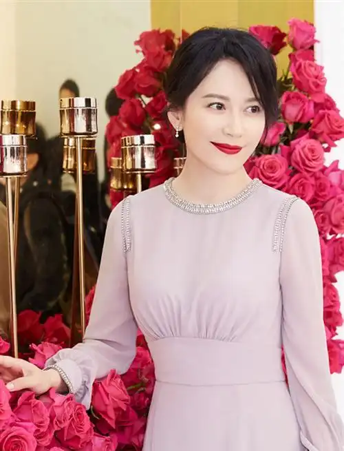 俞飞鸿粉紫色长裙优雅甜美,未p图却暴露真实年龄,真的有49岁