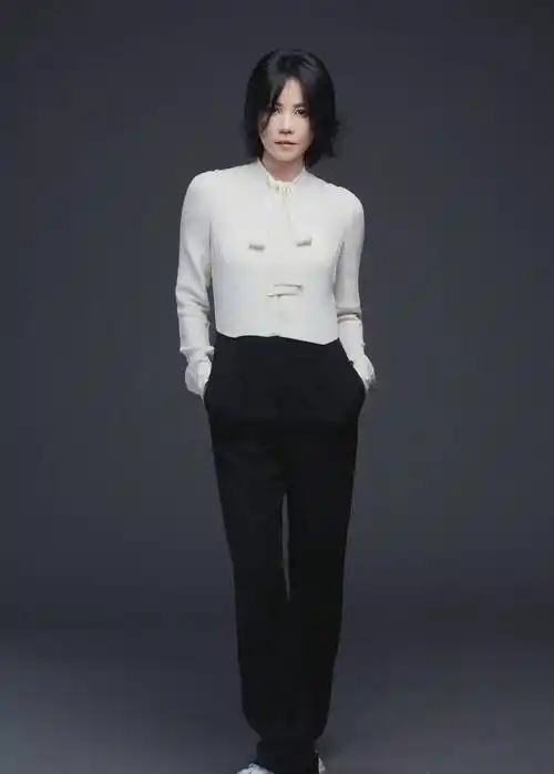 看了王菲30年前的照片,发现她真的美,只可惜她两个女儿都不随她