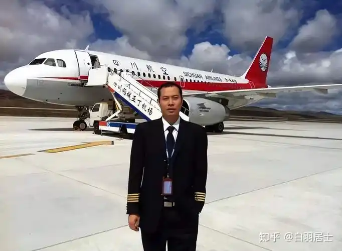 中国机长飞机万米高空玻璃破碎机长冷静应对创造世界奇迹